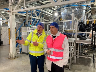 Edward Timpson CBE MP besucht Coveris Winsford, um mehr über die Zukunft der nachhaltigen Verpackungsfolien zu erfahren